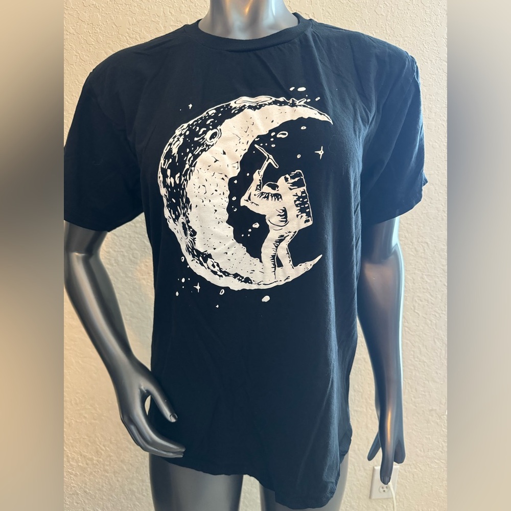 Digging The Moon T-Shirt Unisex Or Woman’s XL, runs small 100% Cotton No brand